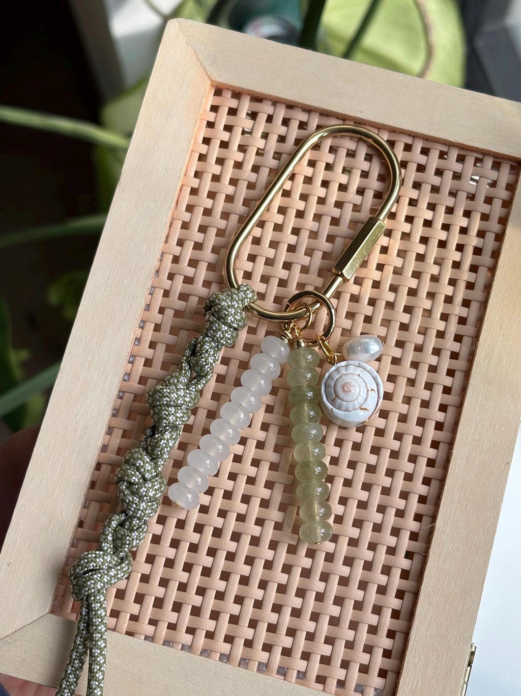 Paracord + Shell Accent Carabiner Bag Charm | Gold Accents